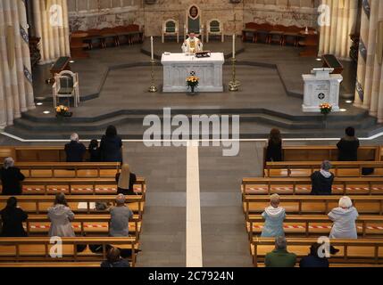 Canon Gerald Sharkey spricht während der ersten Messe in der St Andrew's Cathedral in Glasgow seit dem 19. März, während Schottland sich auf die Aufhebung weiterer Beschränkungen für die Sperrung von Coronaviren vorbereitet. Stockfoto