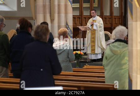 Canon Gerald Sharkey spricht während der ersten Messe in der St Andrew's Cathedral in Glasgow seit dem 19. März, während Schottland sich auf die Aufhebung weiterer Beschränkungen für die Sperrung von Coronaviren vorbereitet. Stockfoto