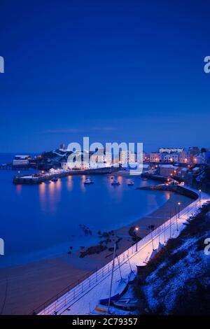 Winter snow at Tenby Harbour Tenby Pembrokeshire Wales at twilight Stockfoto