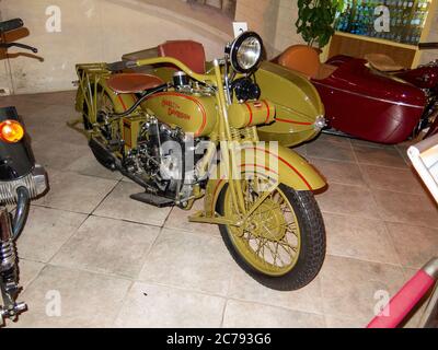 1928 HARLEY-DAVIDSON JD W/SIDECAR - The Royal Automobile Museum Stockfoto