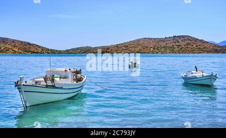 Blick auf die Lagune mit verankerten Fischerbooten an einem sonnigen Sommertag auf Kreta, Griechenland Stockfoto