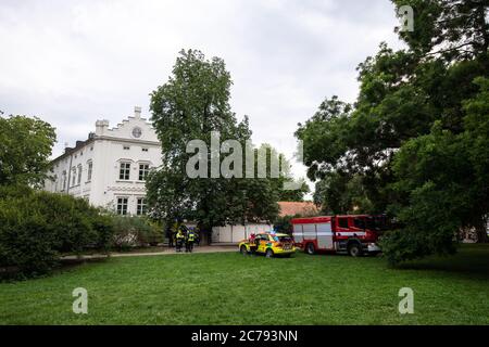 Am 15. Juli 2020 brennt im Technikraum des Museums Kampa in Prag, Tschechische Republik, elektrische Leitungen. Flammen haben das Museum nicht erreicht, sondern Fu Stockfoto