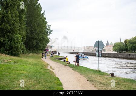 Am 15. Juli 2020 brennt im Technikraum des Museums Kampa in Prag, Tschechische Republik, elektrische Leitungen. Flammen haben das Museum nicht erreicht, sondern Fu Stockfoto