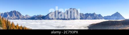 Atemberaubende Luftaufnahme über den Federa-See in den Dolomiten Alpen unter Sonnenlicht in Nebel und Nebel. Lage: Federa See mit Dolomitengipfel, Cortina DAmpezzo, Stockfoto