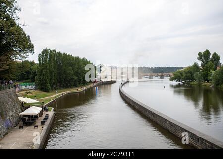 Am 15. Juli 2020 brennt im Technikraum des Museums Kampa in Prag, Tschechische Republik, elektrische Leitungen. Flammen haben das Museum nicht erreicht, sondern Fu Stockfoto