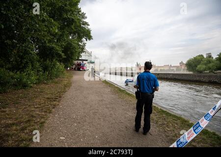 Am 15. Juli 2020 brennt im Technikraum des Museums Kampa in Prag, Tschechische Republik, elektrische Leitungen. Flammen haben das Museum nicht erreicht, sondern Fu Stockfoto