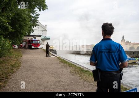 Am 15. Juli 2020 brennt im Technikraum des Museums Kampa in Prag, Tschechische Republik, elektrische Leitungen. Flammen haben das Museum nicht erreicht, sondern Fu Stockfoto