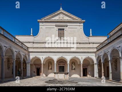 3. Juli 2020 - Abtei Montecassino, Cassino, Italien - Benediktinerkloster auf dem Gipfel von Montecassino ist das älteste Kloster Italiens. Der Maj Stockfoto