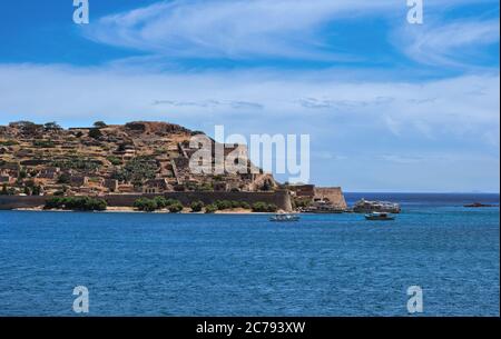 Blick auf das Westufer der Insel Spinalonga und die venezianische Festung an klaren sonnigen Sommertagen, Kreta, Griechenland Stockfoto