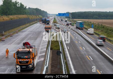 15. Juli 2020, Brandenburg, Oberkrämer: Der Verkehr auf der A10 wird für Bauarbeiten umgeleitet. Aufgrund des geplanten sechsspurigen Ausbaus des Berliner Rings (A10) wird es bis 2022 zu wiederholten Schließungen kommen. Die Strecken werden im Normalbetrieb erweitert und erneuert. Foto: Christophe Gateau/dpa-Zentralbild/ZB Stockfoto