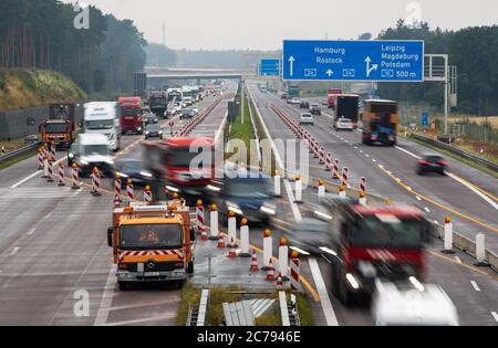 15. Juli 2020, Brandenburg, Oberkrämer: Der Verkehr auf der A10 wird für Bauarbeiten umgeleitet. Aufgrund des geplanten sechsspurigen Ausbaus des Berliner Rings (A10) wird es bis 2022 zu wiederholten Schließungen kommen. Die Strecken werden im Normalbetrieb erweitert und erneuert. Foto: Christophe Gateau/dpa-Zentralbild/ZB Stockfoto