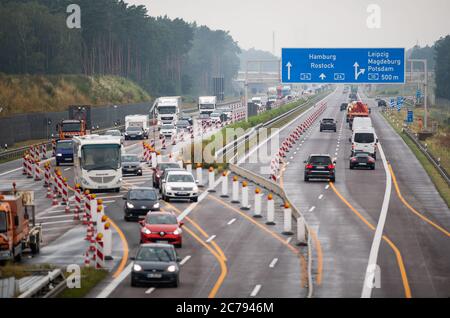 15. Juli 2020, Brandenburg, Oberkrämer: Der Verkehr auf der A10 wird für Bauarbeiten umgeleitet. Aufgrund des geplanten sechsspurigen Ausbaus des Berliner Rings (A10) wird es bis 2022 zu wiederholten Schließungen kommen. Die Strecken werden im Normalbetrieb erweitert und erneuert. Foto: Christophe Gateau/dpa-Zentralbild/ZB Stockfoto