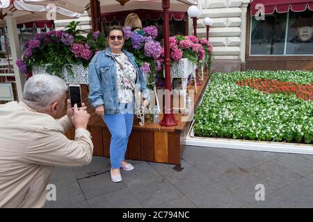 Moskau, Russland. Juli 2020. Die Menschen fotografieren während eines jährlichen Blumenfestes vor dem KAUFHAUS GUM in der Nähe des Roten Platzes im Zentrum von Moskau, Russland, am 15. Juli 2020. In diesem Jahr wurden rund 200,000 Blumen in und außerhalb des KAUFHAUSES FÜR KAUGUMMI gepflanzt. Quelle: Alexander Zemlianichenko Jr/Xinhua/Alamy Live News Stockfoto