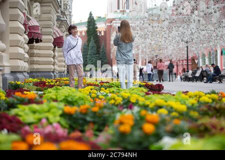 Moskau, Russland. Juli 2020. Die Menschen fotografieren während eines jährlichen Blumenfestes vor dem KAUFHAUS GUM in der Nähe des Roten Platzes im Zentrum von Moskau, Russland, am 15. Juli 2020. In diesem Jahr wurden rund 200,000 Blumen in und außerhalb des KAUFHAUSES FÜR KAUGUMMI gepflanzt. Quelle: Alexander Zemlianichenko Jr/Xinhua/Alamy Live News Stockfoto