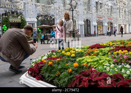 Moskau, Russland. Juli 2020. Die Menschen fotografieren während eines jährlichen Blumenfestes vor dem KAUFHAUS GUM in der Nähe des Roten Platzes im Zentrum von Moskau, Russland, am 15. Juli 2020. In diesem Jahr wurden rund 200,000 Blumen in und außerhalb des KAUFHAUSES FÜR KAUGUMMI gepflanzt. Quelle: Alexander Zemlianichenko Jr/Xinhua/Alamy Live News Stockfoto