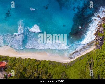 Unglaubliche Aussicht über die Küste der Insel mit Wellen am Meer. Stockfoto