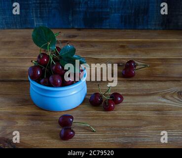 Frische Kirsche auf Platte auf einem blauen Hintergrund. frische reife Kirschen. süßen Kirschen. Stockfoto
