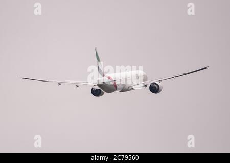 Glasgow, Schottland, Großbritannien. Juli 2020. Bild: Emirates-Flug EK28, Boeing 777-31H(er) Flugzeug (reg A6-EGE) startet Glasgow International Airport nach Dubai. Der erste Rückflug nach der Lockerung war erleichtert. Nach der Krise des Coronavirus (COVID19) ist die globale Luftfahrtindustrie massiv betroffen, was einige Fluggesellschaften zum Zusammenbruch und die anderen dazu führte, dass die Zahl der Mitarbeiter stark reduziert und die Bestellungen für neue Flugzeuge storniert wurden. Emirates hat bis heute ihre Flüge nach Glasgow storniert. Quelle: Colin Fisher/Alamy Live News Stockfoto