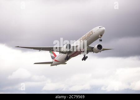 Glasgow, Schottland, Großbritannien. Juli 2020. Bild: Emirates-Flug EK28, Boeing 777-31H(er) Flugzeug (reg A6-EGE) startet Glasgow International Airport nach Dubai. Der erste Rückflug nach der Lockerung war erleichtert. Nach der Krise des Coronavirus (COVID19) ist die globale Luftfahrtindustrie massiv betroffen, was einige Fluggesellschaften zum Zusammenbruch und die anderen dazu führte, dass die Zahl der Mitarbeiter stark reduziert und die Bestellungen für neue Flugzeuge storniert wurden. Emirates hat bis heute ihre Flüge nach Glasgow storniert. Quelle: Colin Fisher/Alamy Live News Stockfoto