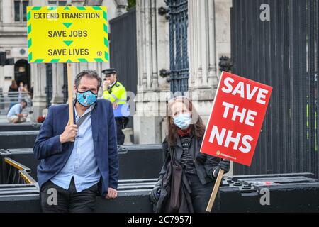 Westminster, London, Großbritannien. Juli 2020. Pro-europäische Anti-Brexit-Demonstranten und Aktivisten um Steve (Steven) Bay halten ihre wöchentlichen Proteste vor den Toren des Houses of Parliament und am Parliament Square, Westminster, ab, während die Abgeordneten im Unterhaus PMQs halten. Kredit: Imageplotter/Alamy Live Nachrichten Stockfoto