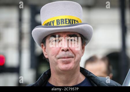 Westminster, London, Großbritannien. Juli 2020. Westminster: „STOP Brexit man“ Steven Bray. Pro-europäische Anti-Brexit-Demonstranten und Aktivisten um Steve (Steven) Bay halten ihre wöchentlichen Proteste vor den Toren des Houses of Parliament und am Parliament Square, Westminster, ab, während die Abgeordneten im Unterhaus PMQs halten. Kredit: Imageplotter/Alamy Live Nachrichten Stockfoto