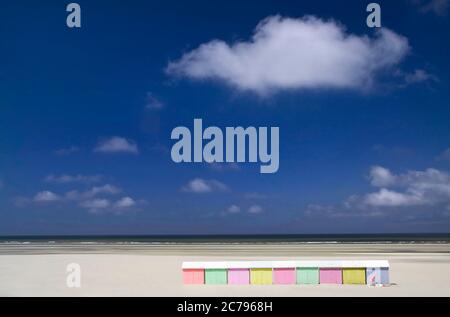 STRANDHÜTTEN VISTA HIMMEL URLAUB NIEMAND SAND MEER BLAUE FLAGGE Sonnenschirm Sonnenschirm Sonnenschirm Paar ruhige goldweiße Sand Strandhütten Berck sur Mer Nordfrankreich Stockfoto