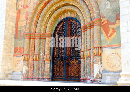 Die Eingangstür der Mariä Himmelfahrt-Kathedrale auf dem Platz der Kathedrale des Moskauer Kremls Moskau Russland Stockfoto