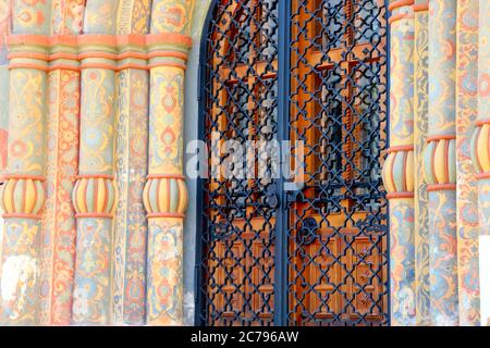 Die Eingangstür der Mariä Himmelfahrt-Kathedrale auf dem Platz der Kathedrale des Moskauer Kremls Moskau Russland Stockfoto