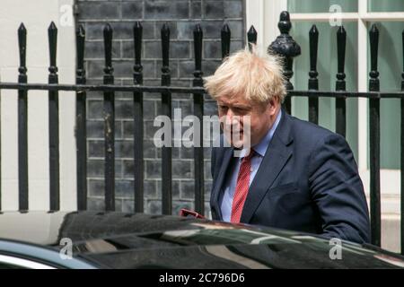 WESTMINSTER LONDON, GROSSBRITANNIEN. Juli 2020. Premierminister Boris Johnson verlässt die Downing Street 10 mit einem neuen Haarschnitt, um an den wöchentlichen FRAGESTUNDE DER PREMIERMINISTER im Parlament teilzunehmen. Kredit: amer ghazzal/Alamy Live Nachrichten Stockfoto