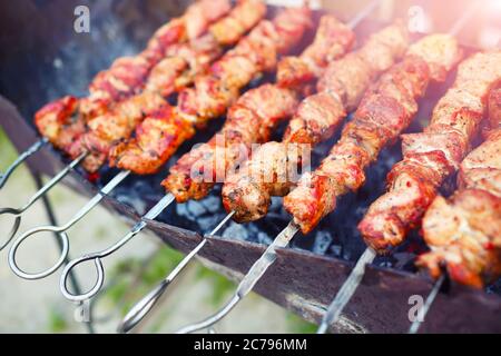 Appetitliche Stücke gebratenes Fleisch auf dem Feuer. Rauchiger Hintergrund Stockfoto