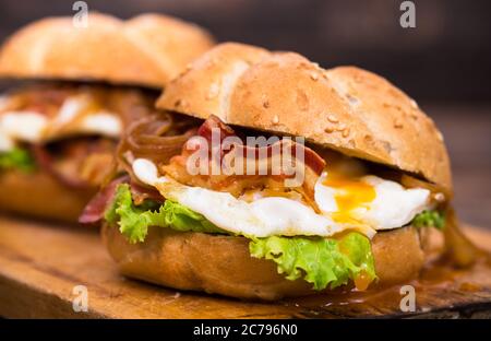 Speck und Ei Sandwiches mit Zwiebeln und Salat Stockfoto