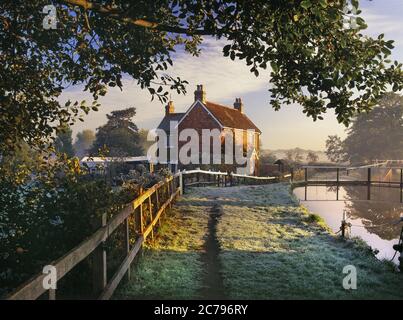 RIVER WEY COTTAGE LOCK DAWN Misty herbstliche frostige Morgendämmerung über Papercourt Lock und Lock Keepers Cottage am River Wey Surrey UK Stockfoto