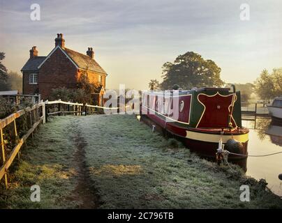 River Wey Lock Keepers Cottage mit schmalem Boot Barge langes Boot am Flussufer, idyllische Herbstdämmerung frostigen Sonnenaufgang Szene, Papercourt Lock River Wey Ripley Senden Surrey UK Stockfoto