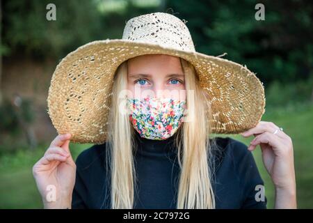 Nahaufnahme Porträt einer schönen Frau mit einer Coronavirus Gesichtsmaske während Covid-19 Pandemie Lockdown Stockfoto