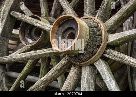 altes Wagenrad Stockfoto