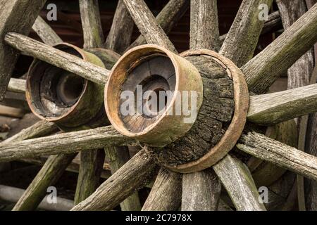 altes Wagenrad Stockfoto