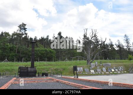 15. Juli 2020, Rogoznica, Dolny Slask, Polen: Das Lager Groß-Rosen wurde im August 1940 als Zweigstelle des KL Sachsenhausen gegründet, dessen Gefangene im örtlichen Granitbruch arbeiten sollten. Der erste Transport kam dort am 2. August 1940 an.am 1. Mai 1941 erhielt das Arbeitslager Groß-Rosen den Status eines unabhängigen Konzentrationslagers. In den ersten zwei Jahren des Bestehens von KL war Gross-Rosen ein kleines Lager, das noch immer auf den Steinbruch ausgerichtet war. Stockfoto