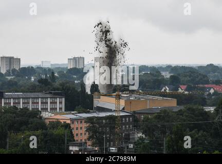 Potsdam, Deutschland. Juli 2020. Die Detonation einer Weltkriegsbombe verursacht einen riesigen Schlammbrunnen über dem Arado-See. Rund 7500 Menschen, die in der Sperrzone von etwa 800 Metern um den Standort lebten, mussten bis 8.00 Uhr ihre Häuser verlassen. Quelle: Julian Stähle/dpa-Zentralbild/ZB/dpa/Alamy Live News Stockfoto