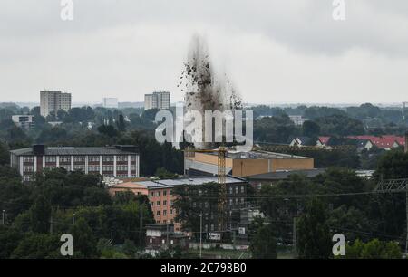 Potsdam, Deutschland. Juli 2020. Die Detonation einer Weltkriegsbombe verursacht einen riesigen Schlammbrunnen über dem Arado-See. Rund 7500 Menschen, die in der Sperrzone von etwa 800 Metern um den Standort lebten, mussten bis 8.00 Uhr ihre Häuser verlassen. Quelle: Julian Stähle/dpa-Zentralbild/ZB/dpa/Alamy Live News Stockfoto