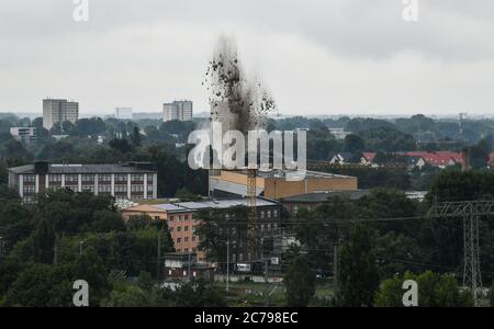 Potsdam, Deutschland. Juli 2020. Die Detonation einer Weltkriegsbombe verursacht einen riesigen Schlammbrunnen über dem Arado-See. Rund 7500 Menschen, die in der Sperrzone von etwa 800 Metern um den Standort lebten, mussten bis 8.00 Uhr ihre Häuser verlassen. Quelle: Julian Stähle/dpa-Zentralbild/ZB/dpa/Alamy Live News Stockfoto