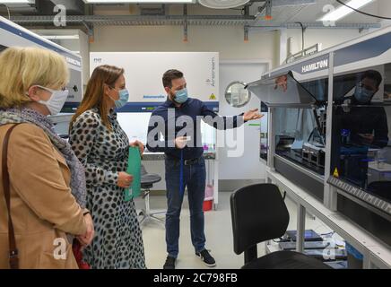 Wildau, Deutschland. Juli 2020. Ulrike Tipp (l-r), Präsidentin der Technischen Hochschule Wildau, Manja Schüle (SPD), Brandenburgs Wissenschaftsministerin, lässt Pilipp Frank, Leiterin des Fachbereichs "Biomes", das Corona-Testlabor erklären. Während ihres Besuchs an der Technischen Hochschule Wildau informierte sich Manja Schüle über Forschung und Transfer, aktuelle Forschungsprojekte und das digitale Sommersemester an der Universität. Quelle: Patrick Pleul/dpa-Zentralbild/ZB/dpa/Alamy Live News Stockfoto