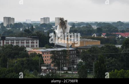 Potsdam, Deutschland. Juli 2020. Die Detonation einer Weltkriegsbombe verursacht einen riesigen Schlammbrunnen über dem Arado-See. Rund 7500 Menschen, die in der Sperrzone von etwa 800 Metern um den Standort lebten, mussten bis 8.00 Uhr ihre Häuser verlassen. Quelle: Julian Stähle/dpa-Zentralbild/ZB/dpa/Alamy Live News Stockfoto