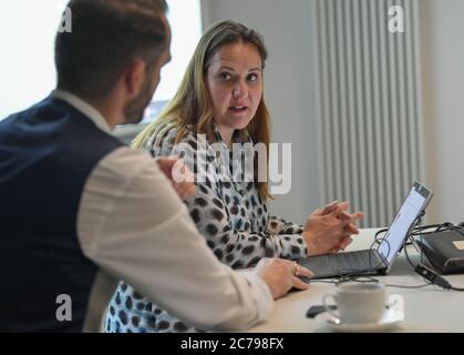 Wildau, Deutschland. Juli 2020. Die brandenburgische Wissenschaftsministerin Manja Schüle (SPD) spricht mit Professor Stefan Kubica vom Fachbereich Wirtschaft, Informatik und Recht über eine neu entwickelte Support-Web-App für Online-Prüfungen. Während ihres Besuchs an der Technischen Hochschule Wildau informierte sich Manja Schüle über Forschung und Transfer, aktuelle Forschungsprojekte und das digitale Sommersemester an der Universität. Quelle: Patrick Pleul/dpa-Zentralbild/ZB/dpa/Alamy Live News Stockfoto