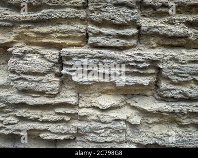 Ziegelwand aus alten Steinen gelbe Schale Stockfoto