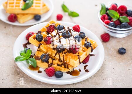 Frische hausgemachte Waffeln mit Heidelbeeren und Himbeeren Stockfoto