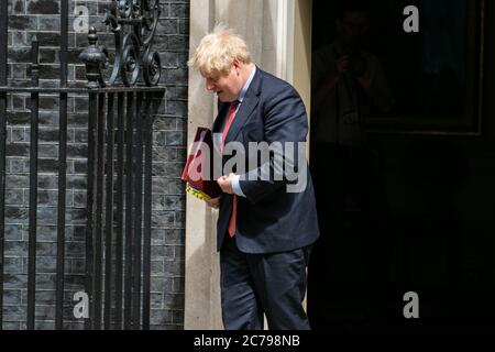 WESTMINSTER LONDON, GROSSBRITANNIEN. Juli 2020. Premierminister Boris Johnson verlässt die Downing Street 10 mit einem neuen Haarschnitt, um an den wöchentlichen FRAGESTUNDE DER PREMIERMINISTER im Parlament teilzunehmen. Kredit: amer ghazzal/Alamy Live Nachrichten Stockfoto