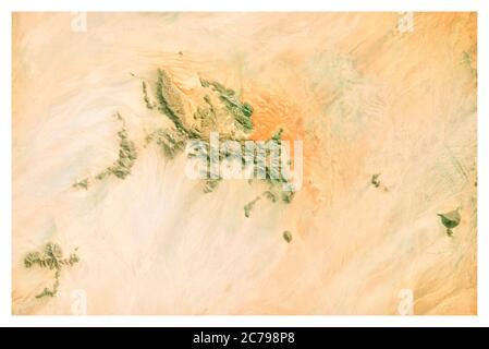 Satellitenansicht der Namibias Wüste, Landschaft und Berge. Natur und Luftaufnahme. Blumenformen. Globale Erwärmung und Klimawandel Stockfoto