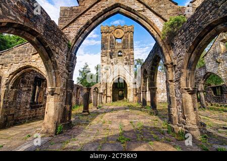 Blick durch die Bögen der Ruinen der Thomas a Becket Kirche, in Heptonstall, West Yorkshire, England, Großbritannien Stockfoto