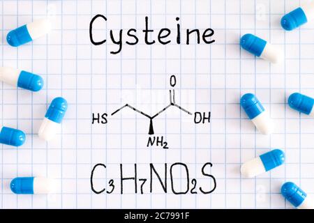 Chemische Formel von Cystein mit einigen Pillen. Nahaufnahme. Stockfoto