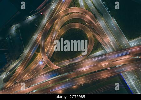 Verkehrskreis Kreisverkehr Luftansicht - Verkehrskonzept Bild, Verkehrskreis Kreisel Vogelperspektive Nachtansicht Verwenden Sie die Drohne‘s Taipei, Taiwan. Stockfoto